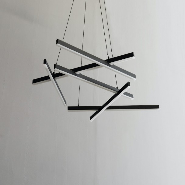 Bella sospensione di design con aste intrecciate