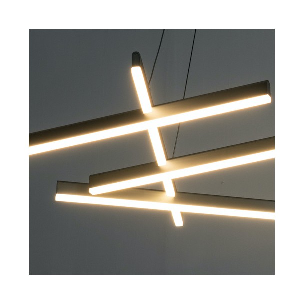 Sospensione nera con barre LED galleggianti