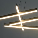 Sospensione nera con barre LED galleggianti