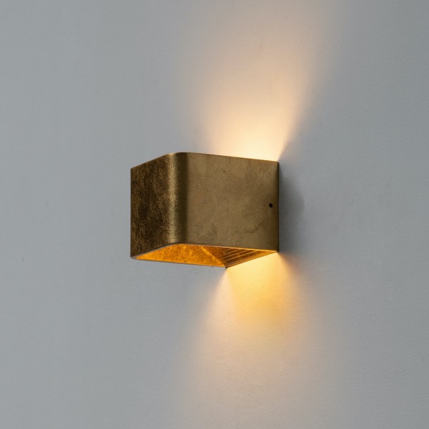 Lampada da parete dal design elegante con finitura dorata
