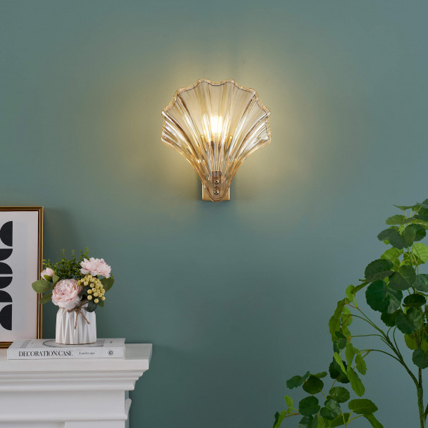 Lampada da parete in vetro molto estetica