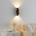 Lampada da parete nera con riflesso oro