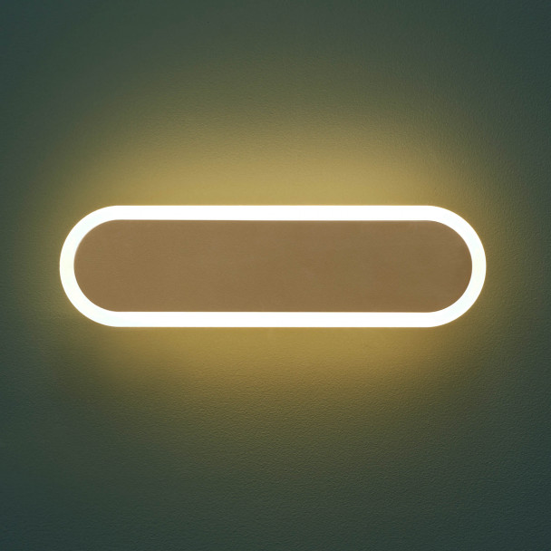 Discreta lampada da parete in oro