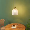 Sospensione moderna con vetro bianco nervato e sfera dorata - Ysolde