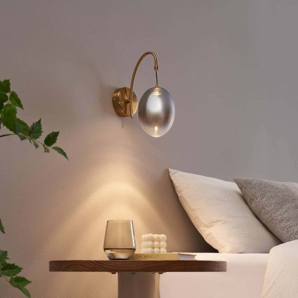 Applique dorata LED ad arco con globo ovale...