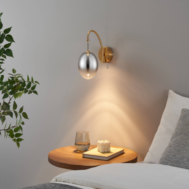 Applique dorata LED ad arco con globo ovale...