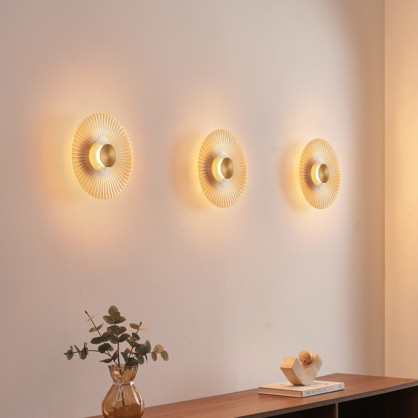 Applique di design dorata con disco plissettato...