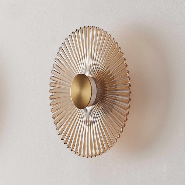Applique di design dorata con disco plissettato...